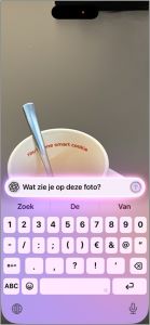 Foto van een koffiemok, met daarbij de vraag: “Wat zie je op deze foto?”