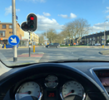 Gezichtsvelduitval rechts van 20-30 graden. De voetganger en stoplicht rechts vallen buiten het beeld.
