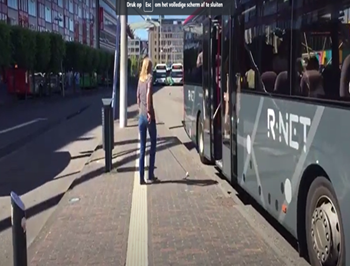 Vrouw met geleidestok stapt naar de geopende
busdeur.