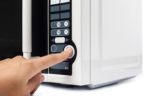 Magnetron, iemand drukt een voelbare knop in.