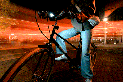 Fietser die ZIemi lamp laat schijnen. De lamp verlicht de
benen.
