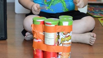 Lege Pringles bussen samengeplakt als
drumstel