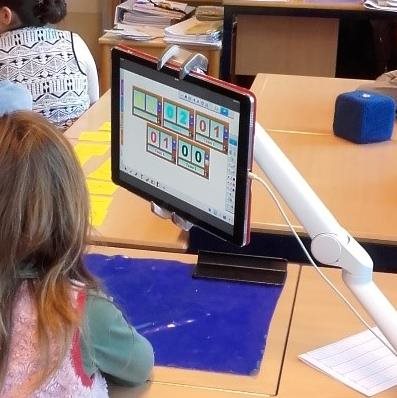 ergotron arm in een schoolsituatie. De bevestiging is hier verticaal gedaan in plaats van diagonaal