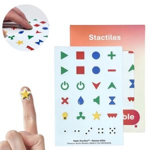Een pack 'Hable Stactiles - Algemeen Gebruik' met drie voorbeelden: een vol
stickervel met diverse voelbare vormen en icoontjes (zoals pijlen, een stop-knop
en sterren), een detailfoto van een vingertop waarop een gele ster-sticker is
geplakt, en een close up van het voelen van de stickers op het stickervel.