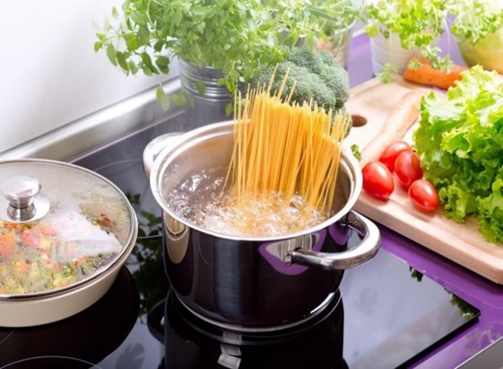 Spaghetti kokend in een pas op een
inductiekookplaat