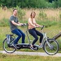 Man en vrouw op de tandem