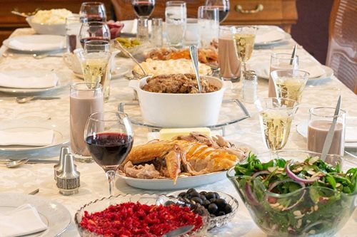 Gedekte tafel met eten en
drinken