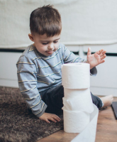 Kind speelt met wc rollen