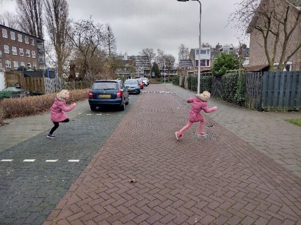 Twee kinderen steken de straat over, beiden worden gezien.